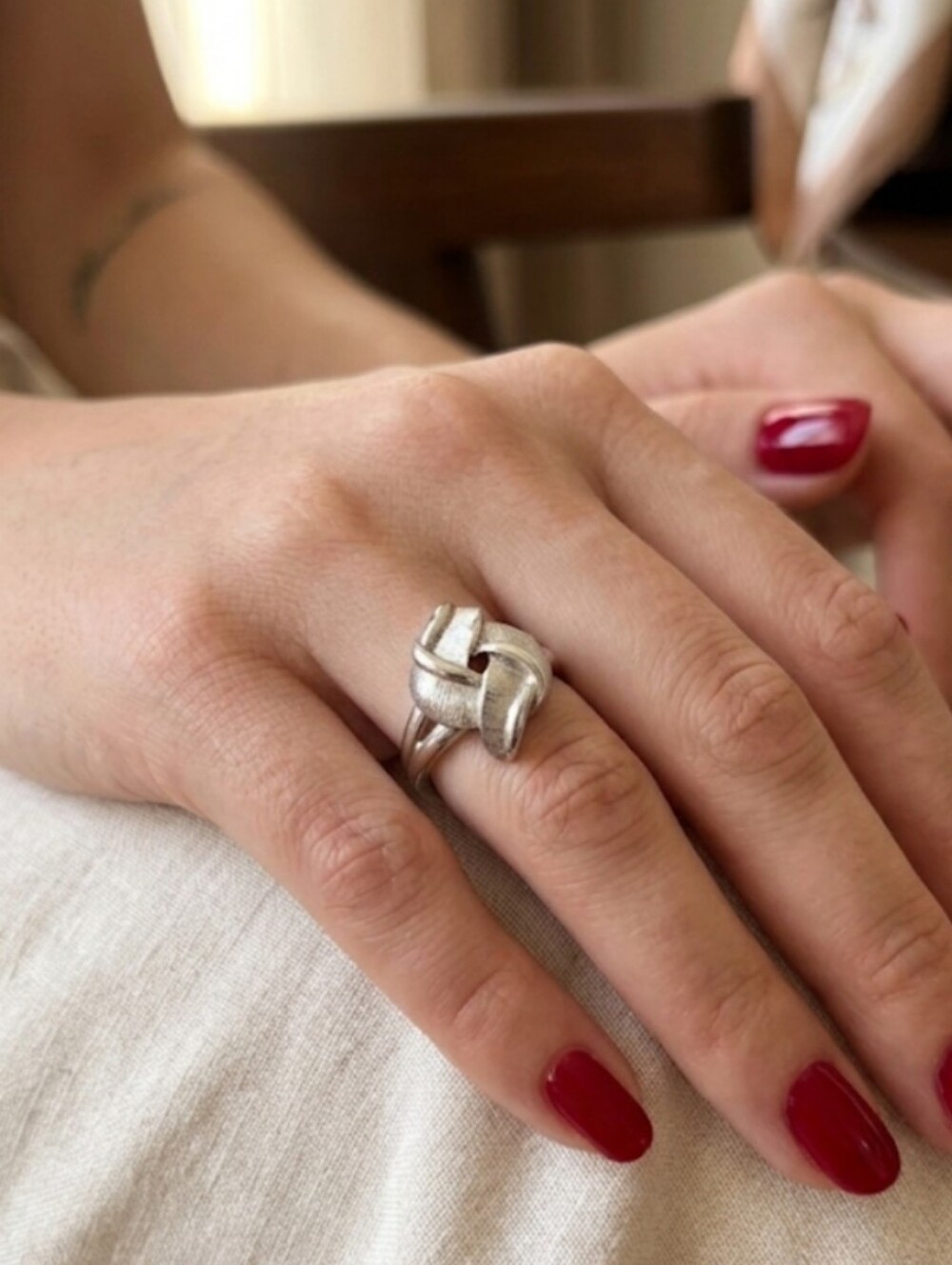 Vintage 80s Avon Silver-Tone Lovers Knot Ring Size 5 – Classic Retro Elegance!